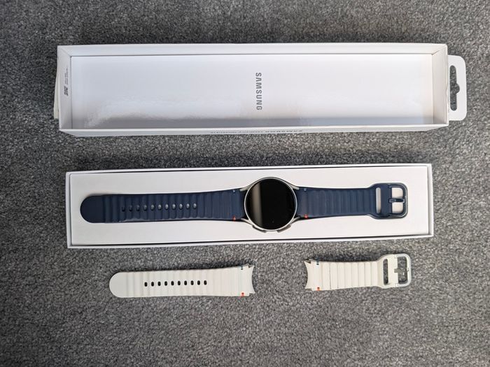 Samsung Galaxy Watch7 with 2 straps