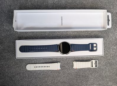 Samsung Galaxy Watch7 with 2 straps