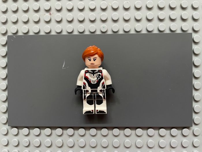 lego super heroes sh0571 Black Widow minifigure- White Jumpsuit, Dark Orange Ponytail