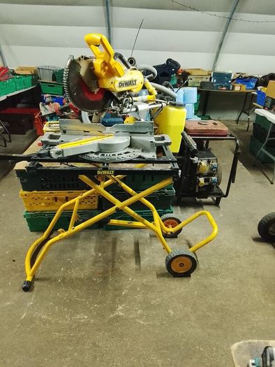 chopsaws. 2 dewalt, 1 Makita