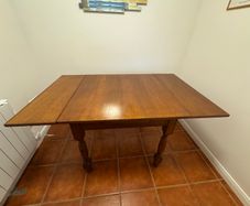 Kitchen table +/ - 6 chairs