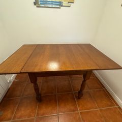 Kitchen table +/ - 6 chairs