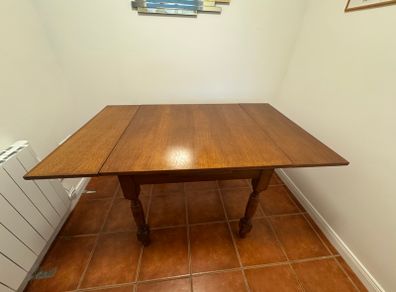Kitchen table +/ - 6 chairs