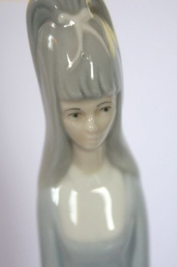 Porcelanas Miquel Requena Statue