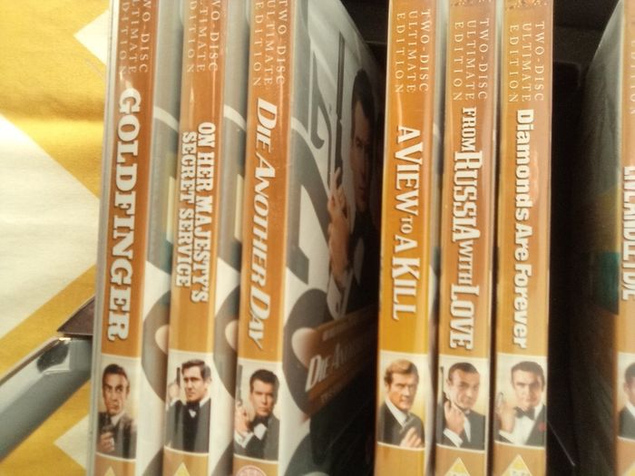 20. James. Bond. D.v.d.s.  In.  Case