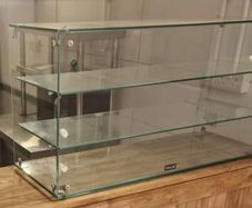 Linkat glass cake display