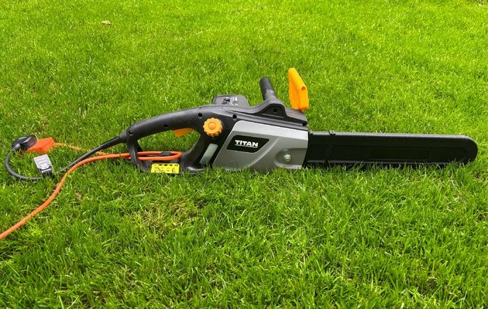 Titan Ttl758chn-a 2000w 230-240v Electric 40cm Chainsaw