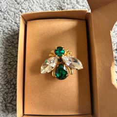 Bee brooch