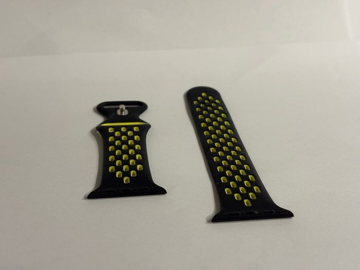 Apple watch series 6, fully working, 3 straps encluded, 2 chargers.