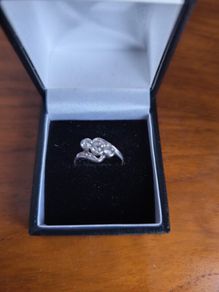 9ct Gold Ring with Gemstone Twist Setting