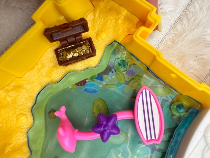 Polly Pocket World Surf 'N' Sandventure Compact 2 Micro Dolls Used Please see photos