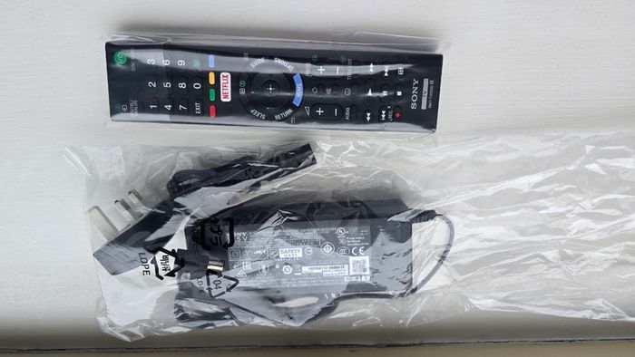 Sony Bravia 32" Smart TV (KDL-32W756) - Like New + Wall Mount