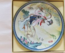 Beautiful Artistic Certified historic Porcelain Plate, in mint condition