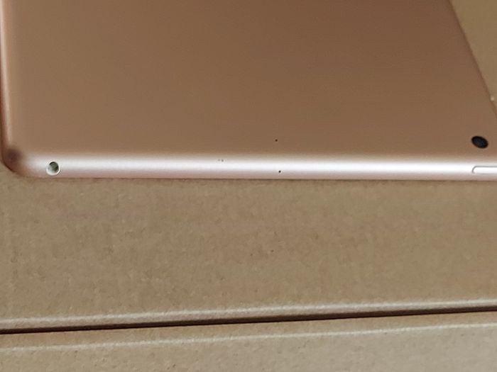 Apple Ipad 7th Generation, 32 GB, in very good cosmetic condition, Activation Locked to previous owner
