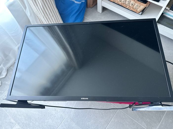 32inch Smart TV Samsung with bracket