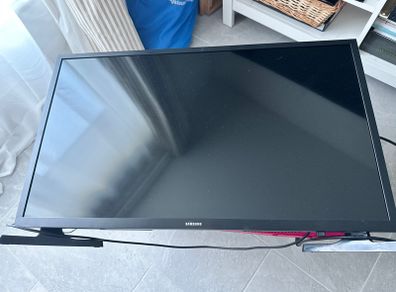 32inch Smart TV Samsung with bracket