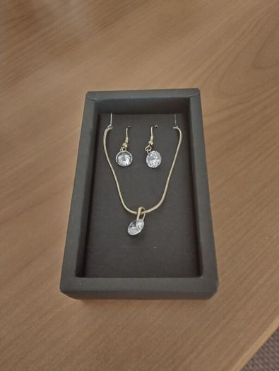 Necklace and earrings set custom.