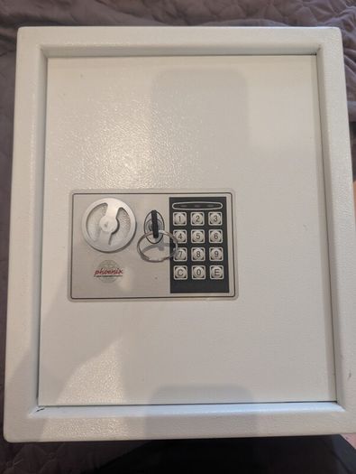 Electronic key safe with a numeric keypad