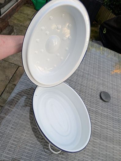 oval enamel roaster, 45 x 32 cm. In good condition