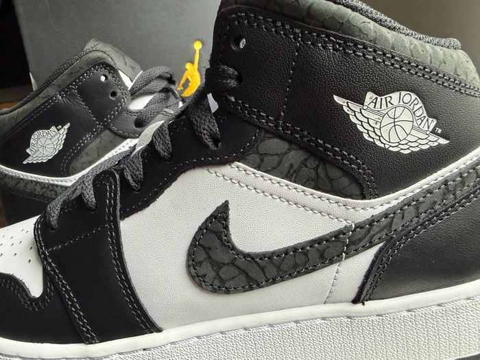 Nike Air Jordan 1 Mid SE GS Black White EU 38.5 UK 5.5 Panda Style Brand New