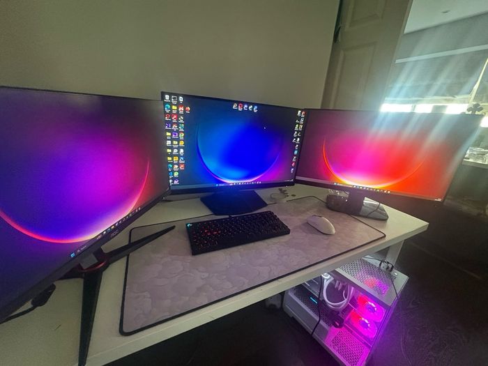 High-end Gaming setup - Ryzen 7 7700x / RX 7800 XT / Triple monitors