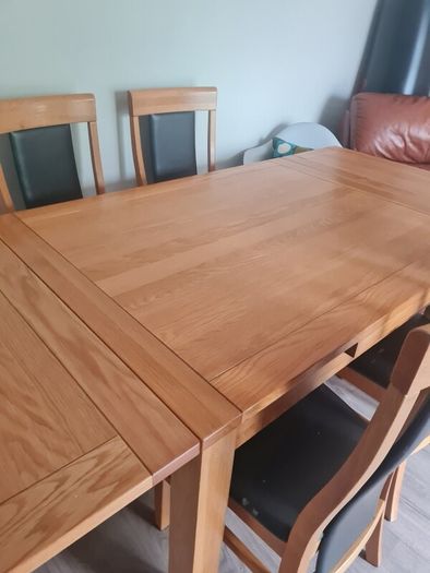 kitchen wooden table extendable in VGC with leather chairs