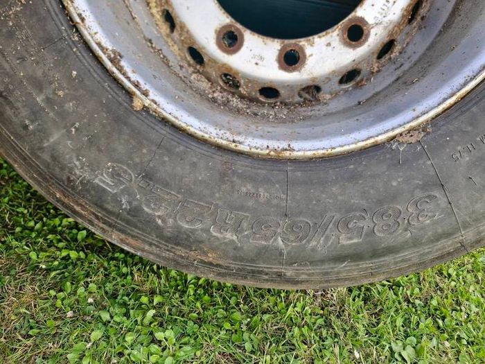 10 stud super single tyre