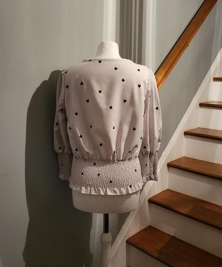 White top with black hearts pattern, Size S