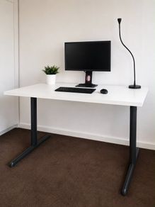 White electric standing desk - Adjustable height