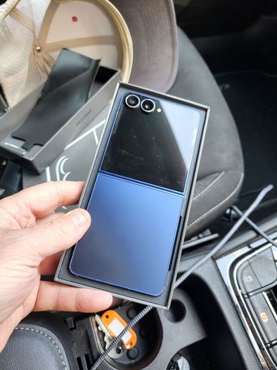 Samsung ZFlip7 outer screen working inner screen needs replacing 250-300 Fonfix
