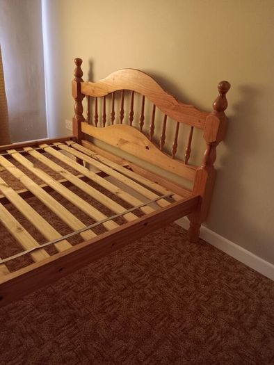 Pine bed frame 4ft 6inch in very good condition, can unassembled to transport