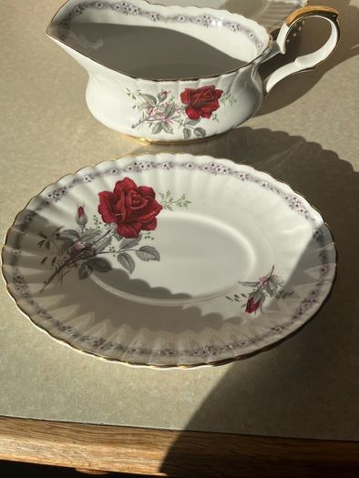 Vintage Royal Stafford "Roses to Remember " 4 Dinner plates & Large Gravy Jug & stand