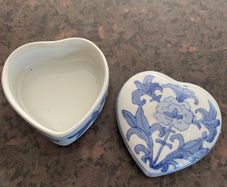 Vintage porcelain heart-shaped trinket box