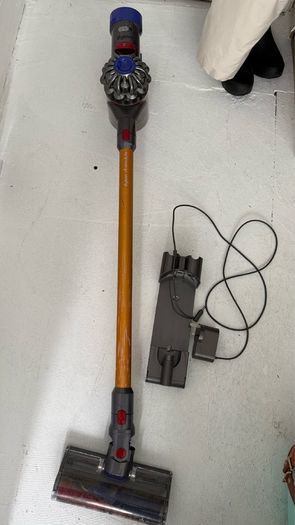 dyson v8