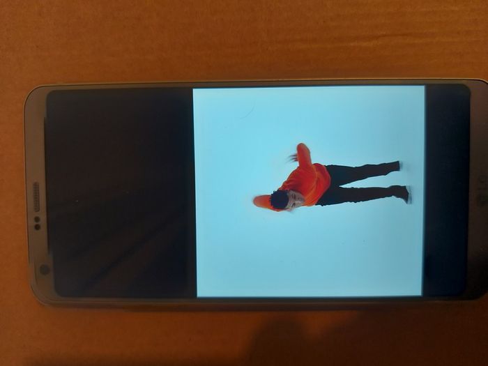 LG G6 mobile phone, 32GB, sim tray missing, excellent cosmetic condition otherwise