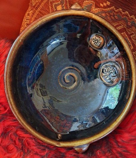 Colm de Ris, Large footed pottery bowl