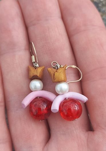 Vintage jewelry is sold individually for 5 to 10 euros.