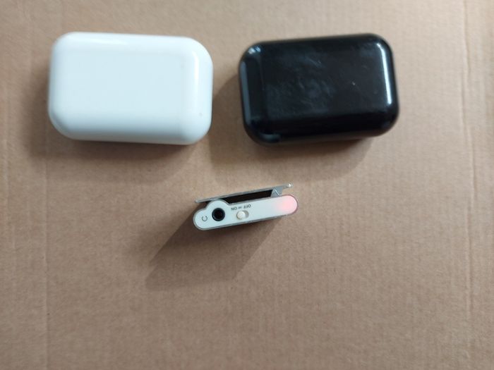 Few smal electronic gadgets, working great, MP3 player and 2 wireless earphones with chargers