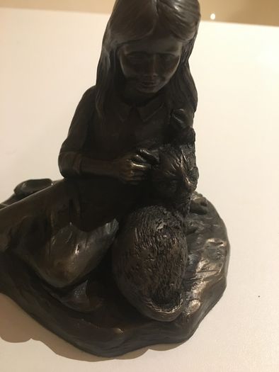 Figurine - Royal Tara Girl & Cat (bronze collection)