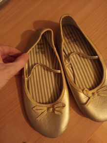 Girl's shoes, size 2
