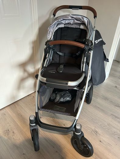 Uppababy Vista 2 with carrycot, newborn insert and universal footmuff fleace
