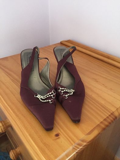 Low wine sling backs