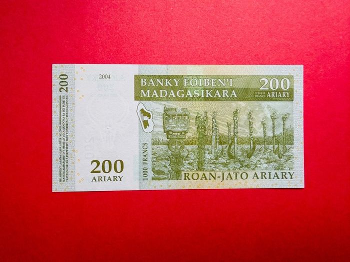 Madagascar  200 Ariary / 1,000 Francs  2004  ( Uncirculated )