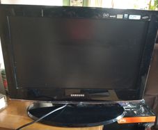 22" Samsung TV + remote