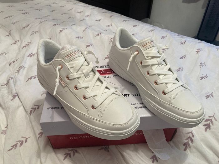 Skechers Womens Arch Fit Size 8