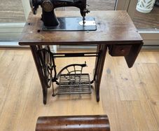 Singer Sewing Machine with cabinet and lid