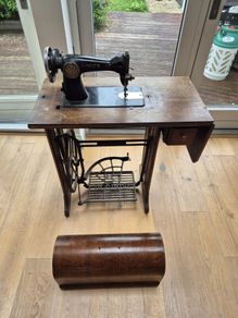 Singer Sewing Machine with cabinet and lid