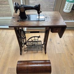 Singer Sewing Machine with cabinet and lid
