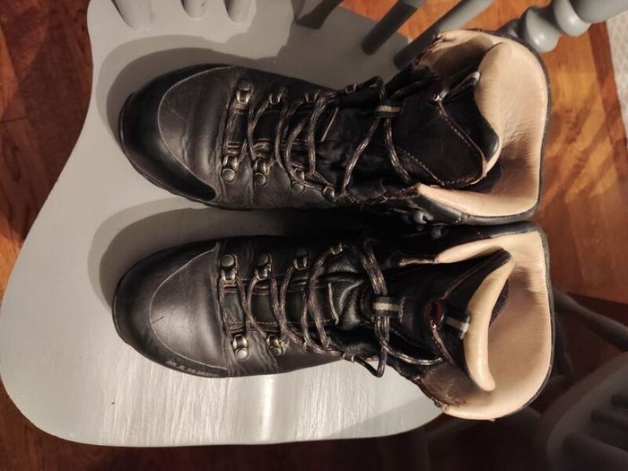 meindl Bhutan hunting hiking boots, there is another pair of meindl in the photos and a pair of Haix size 10, and lastly a pair of Mammut boots size 10, all great boots and in super condition.