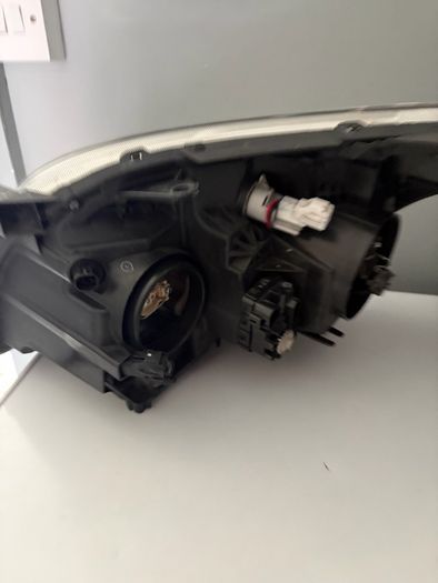 toyota avensis headlights